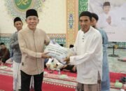 1 Ton Bantuan Beras dan Santunan Anak Yatim Diserahkan Wabup Ketapang di Desa Mekar Sari Benua Kayong