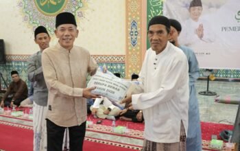 1 Ton Bantuan Beras dan Santunan Anak Yatim Diserahkan Wabup Ketapang di Desa Mekar Sari Benua Kayong