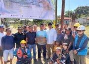 Bupati Ketapang Kunjungi Dusun Tanjung Lambai, Tanam Tiang Listrik Bersama Warga