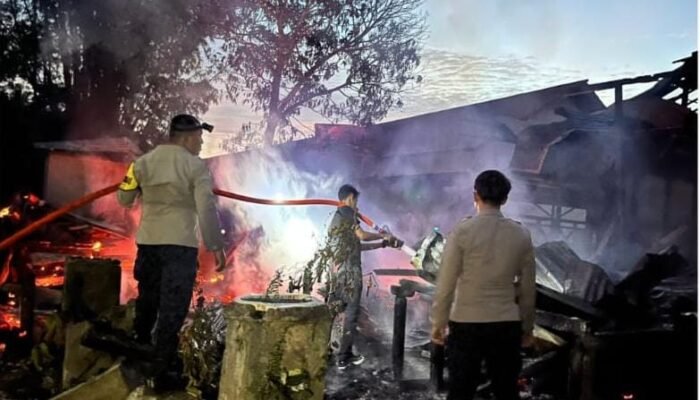 SDN 03 Nibung Terbakar, Polisi dan Warga Bahu Membahu Padamkan Api