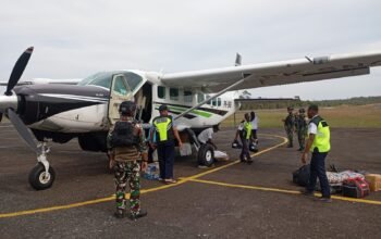 Bandara Bomakia Kembali Beroperasi, Satgas Yon Parako 466 Pasgat Amankan Pendaratan Pesawat Perintis