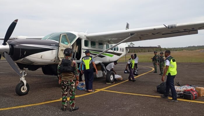 Bandara Bomakia Kembali Beroperasi, Satgas Yon Parako 466 Pasgat Amankan Pendaratan Pesawat Perintis