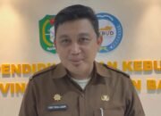 Semangat Belajar di Tengah Banjir, Siswa SMA di Kalbar Patungan Sewa Rakit