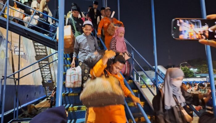 800 Pemudik dari Surabaya Tiba di Pelabuhan Dwikora, Arus Mudik Lebaran Mulai Terasa