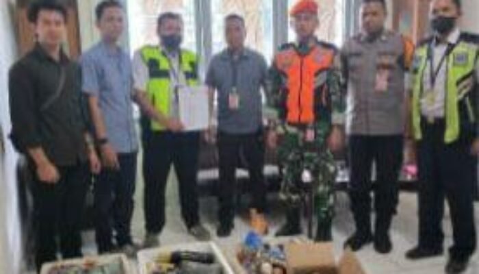 Sinergi Korpasgat dan Avsec Gagalkan Penyelundupan Ratusan Botol Miras dan Petasan di Bandara Sentani Jayapura
