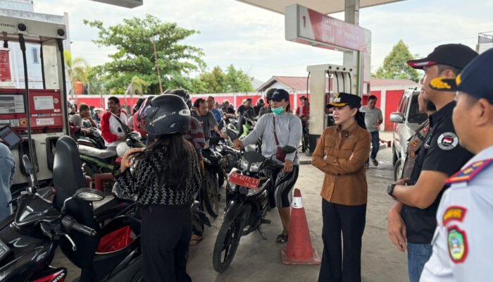 Antrean BBM di Ngabang Mengular, Karolin Turun Langsung ke SPBU