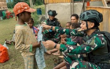 Potret Hangat Satgas Yon Parako 466 Pasgat di Pedalaman Papua: Obati Luka Anak hingga Berbagi Pakaian