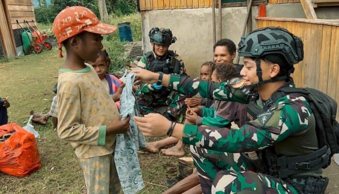 Potret Hangat Satgas Yon Parako 466 Pasgat di Pedalaman Papua: Obati Luka Anak hingga Berbagi Pakaian