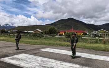 Satgas Yon Parako 466 Pasgat Perketat Pengamanan Lapangan Terbang Perintis di Dogiyai, Jalur Udara Dipastikan Aman