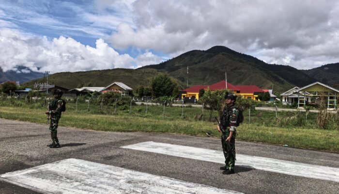 Satgas Yon Parako 466 Pasgat Perketat Pengamanan Lapangan Terbang Perintis di Dogiyai, Jalur Udara Dipastikan Aman