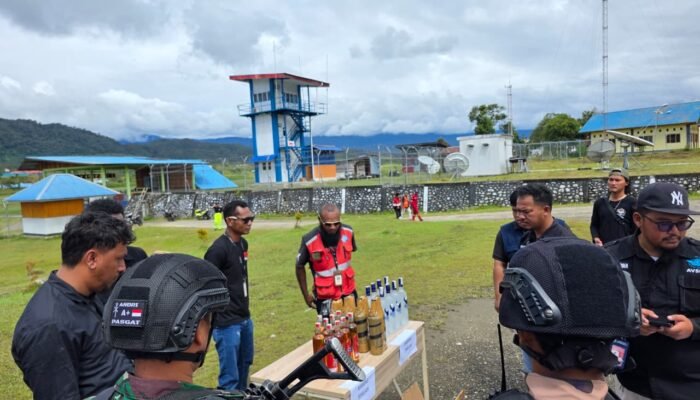 Sinergi TNI-Polri dan Pemda, Puluhan Botol Miras Ilegal Dimusnahkan di Bandara Oksibil