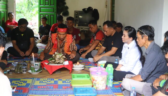 Roah di Dusun Sairi Bagan Bupati Landak Karolin Ingatkan Atur Waktu Tanam Antisipasi Kemarau