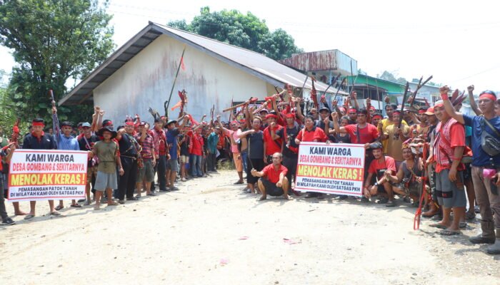 Masyarakat Desa Gombang Tolak Pemasangan Plang Satgas PKH dan Gelar Ritual Adat