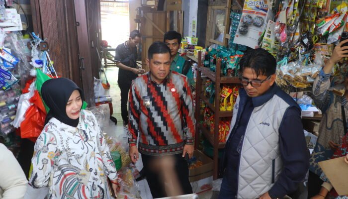 Sidak Harga di Pasar Landak, Bulog Kalbar Pastikan Cadangan Pangan Aman hingga Idul Fitri