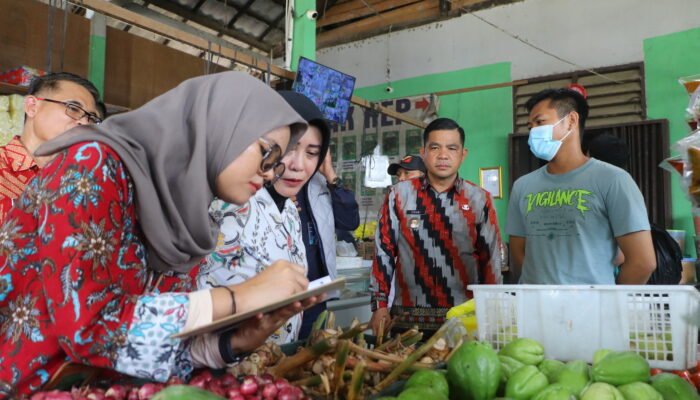 Satgas Saber Bapanas Temukan Harga Komoditas Strategis di Pasar Ngabang di Atas HET
