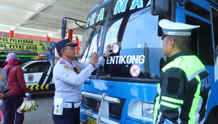 Dishub Landak Pasang Stiker Dilarang Operasional pada Kendaraan Tidak Laik Jalan