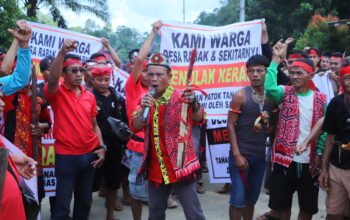 Warga Desa Rabak Kabupaten Landak Gelar Aksi Tolak Pemasangan Plang Satgas PKH