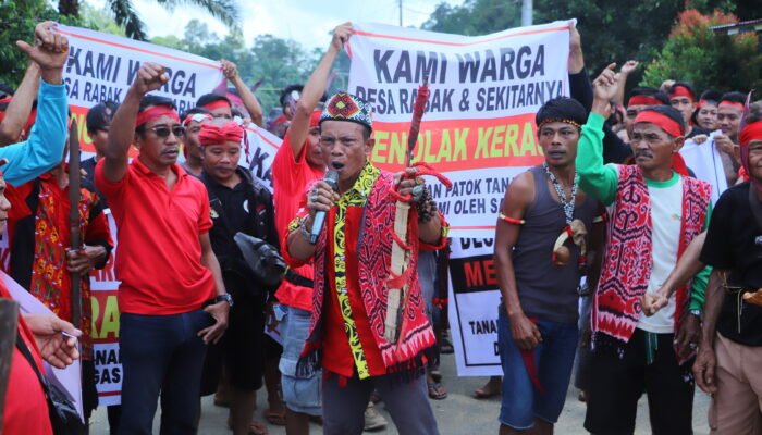 Warga Desa Rabak Kabupaten Landak Gelar Aksi Tolak Pemasangan Plang Satgas PKH