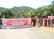 DAD Sengah Temila Tolak Pemasangan Plang Satgas PKH dengan Pasang Adat Pamabakng