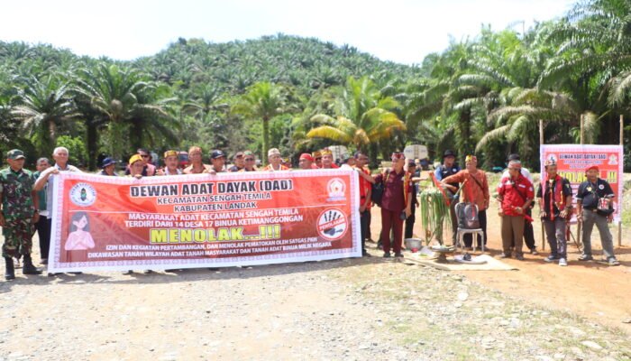 DAD Sengah Temila Tolak Pemasangan Plang Satgas PKH dengan Pasang Adat Pamabakng