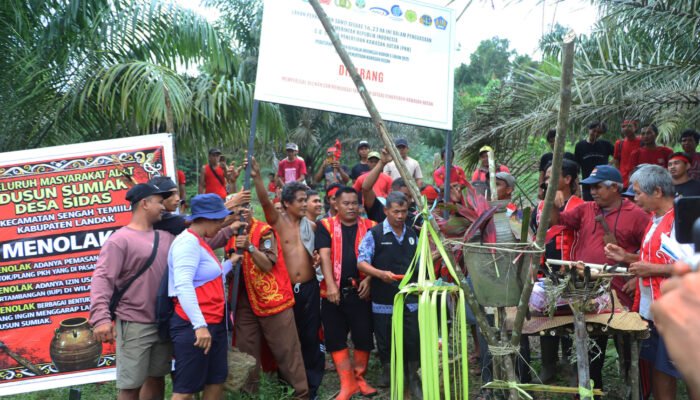 Warga Dusun Sumiak Landak Cabut Plang Satgas PKH