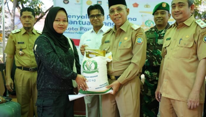 43.240 Keluarga di Pontianak Terima Bantuan Bahan Pokok l