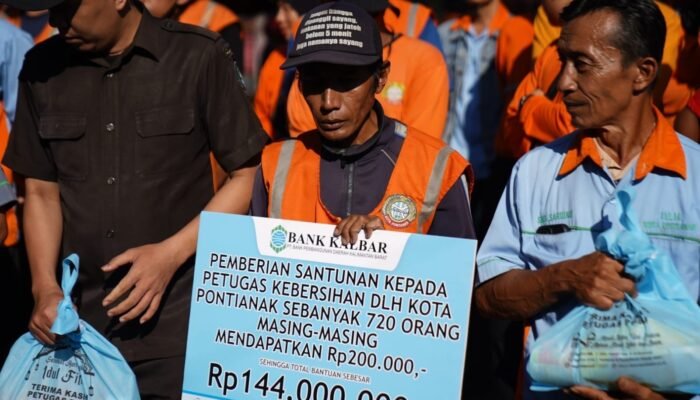 Senyum Para Penjaga Kota, 720 Petugas Kebersihan Pontianak Terima Paket Lebaran