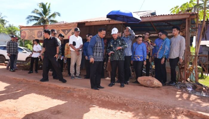 Tinjau Jalan Rusak di Ketapang, Gubernur Ria Norsan Prioritaskan Perbaikan Ruas Pesaguan–Kendawangan