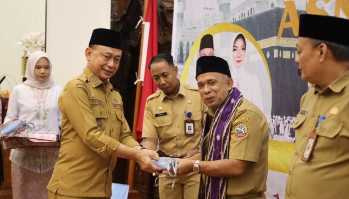 Lepas 73 ASN Berhaji, Wako Pontianak Edi Kamtono Tekankan Ibadah Khusyuk