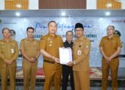 Bupati Ketapang Serahkan NPHD 2026, Tekankan Transparansi dan Tanggung Jawab Pengelolaan