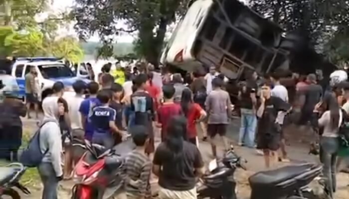 Rem Blong di Turunan Penyeladi Sanggau, Bus DAMRI Ringsek: 1 Penumpang Tewas, Puluhan Luka