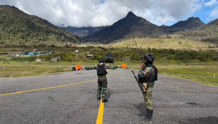 Dedikasi Tanpa Batas, Prajurit Satgas Yon Parako 466 Pasgat Kendalikan Operasional Bandara Perintis di Sinak