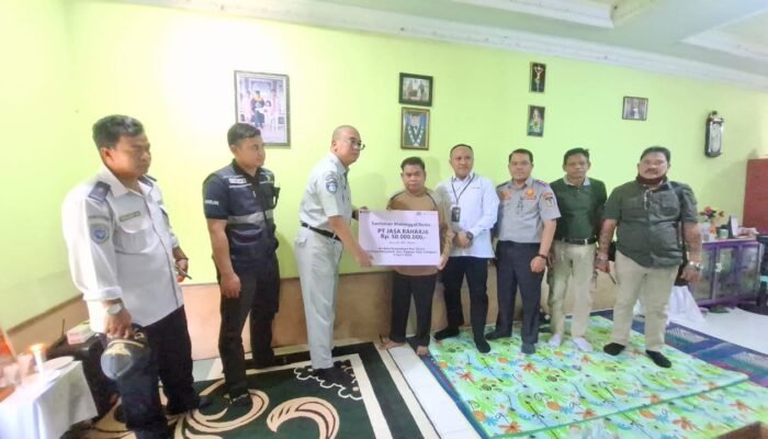 Jasa Raharja dan DAMRI Serahkan Santunan Korban Laka Bus di Sanggau, Ahli Waris Terima Rp50 Juta