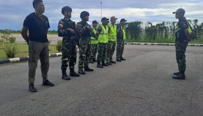 Satgas Yon Parako 466 Pasgat Amankan Bandara Nabire Secara Humanis, Jaga Obyek Vital Udara dan Layani Masyarakat