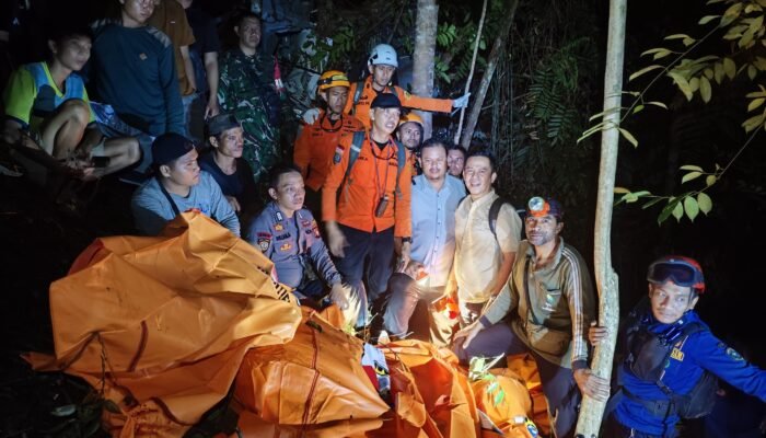 BREAKING NEWS: Delapan Body Part Korban Helikopter PK-CFX Berhasil Dievakuasi, Seluruhnya Dibawa ke RS Bhayangkara Pontianak