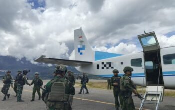 Pangkoops TNI Kunjungi Pos Satgas Yon Parako 466 Pasgat di Sinak, Suntikkan Semangat Moril Prajurit