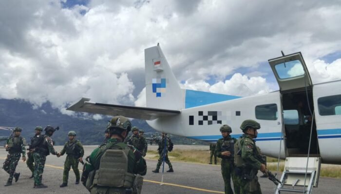 Pangkoops TNI Kunjungi Pos Satgas Yon Parako 466 Pasgat di Sinak, Suntikkan Semangat Moril Prajurit