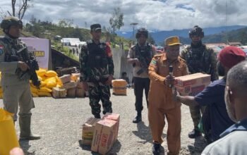 Satgas Yon Parako 466 Pasgat Kawal Kadinsos Puncak Salurkan Bantuan untuk Pengungsi di Sinak