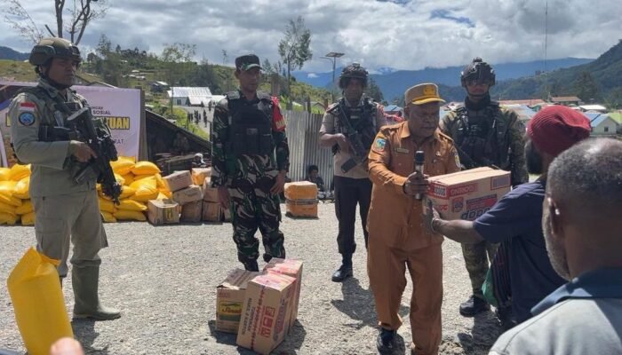 Satgas Yon Parako 466 Pasgat Kawal Kadinsos Puncak Salurkan Bantuan untuk Pengungsi di Sinak