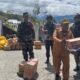 Satgas Yon Parako 466 Pasgat Kawal Kadinsos Puncak Salurkan Bantuan untuk Pengungsi di Sinak
