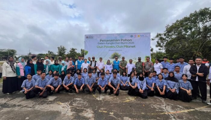 Ratusan Pohon Ditanam di SMA 2 Sintang, PLN IP UBP Sintang Gaungkan Aksi Nyata Hari Bumi 2026