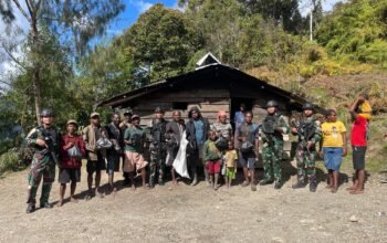 Bakti Sosial Satgas Yon Parako 466 Pasgat di Sugapa, Bagikan Sembako dan Layanan Kesehatan untuk Warga