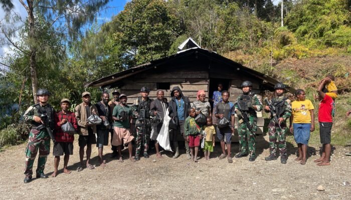 Bakti Sosial Satgas Yon Parako 466 Pasgat di Sugapa, Bagikan Sembako dan Layanan Kesehatan untuk Warga