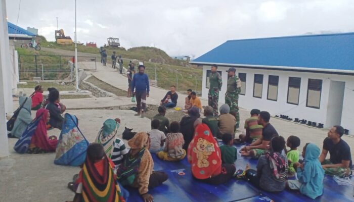 Satgas Yon Parako 466 Pasgat Pererat Silaturahmi dengan Warga di Puncak