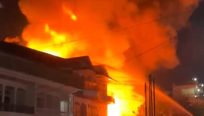 Empat Ruko di Gajah Mada Pontianak Ludes Terbakar, Evakuasi Warga Berlangsung Dramatis