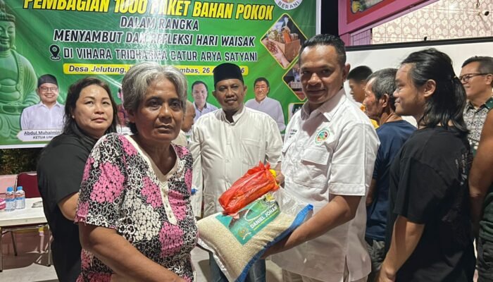 Sentuhan Kepedulian di Hari Waisak, 1.000 Paket Sembako Dibagikan di Pemangkat