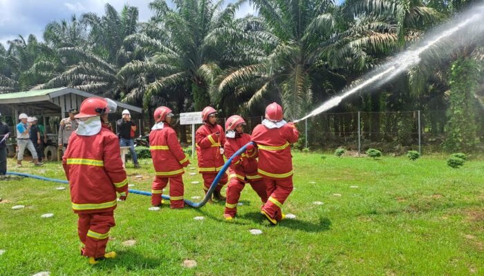 Polsek Ngabang Intensifkan Antisipasi Karhutla Lewat Sosialisasi dan Simulasi Pemadaman