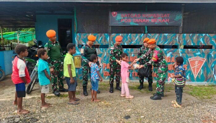 Satgas Yon Parako 466 Pasgat Hadirkan Kebahagiaan Sederhana untuk Anak Perbatasan di Boven Digoel