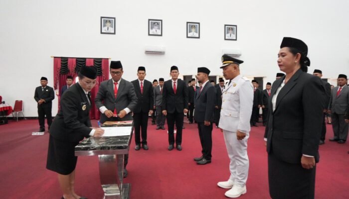 Pelantikan Pejabat Eselon II dan III, Karolin Peringatkan ASN Tidak Ngonten Berlebihan Pakai Seragam