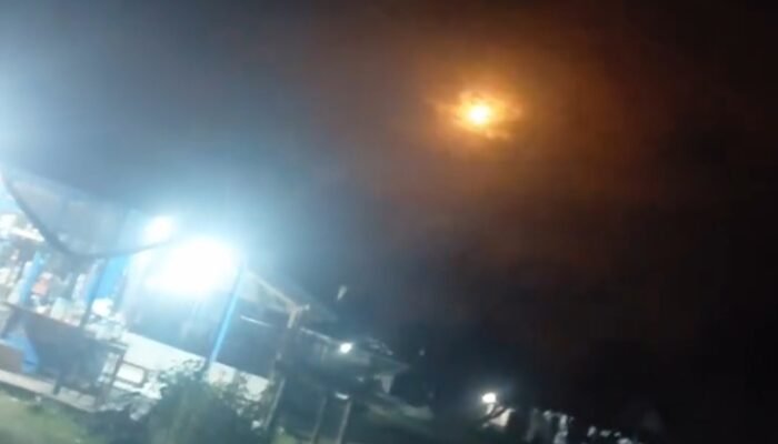 Heboh! Benda Bercahaya Melintas Cepat di Langit Sambas, Warga Sempat Rekam Fenomena Misterius